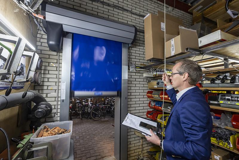 Tussen de verschillende ruimtes van de winkel zit een automatische deur. Hierdoor tocht het niet en blijft de warmte in de werkplaats.